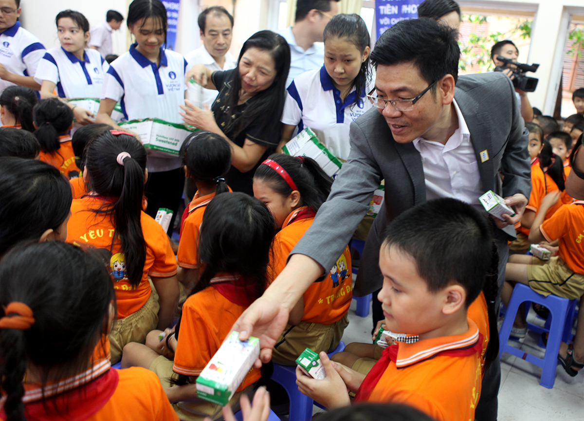 Ông Nguyễn Hồng Sinh – Giám đốc Kinh doanh toàn quốc Vinamilk cùng đại biểu trao tặng sữa cho các em học sinh trường Tràng Đà, Tuyên Quang.