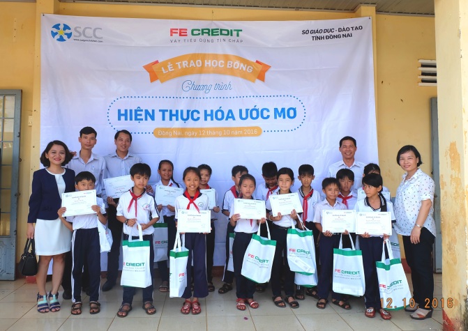 FE CREDIT trao tặng học bổng cho trẻ em nghèo hiếu học Đồng Nai.
