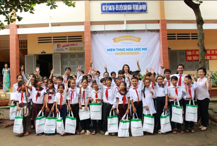 FE CREDIT trao tặng học bổng cho trẻ em nghèo hiếu học Tiền Giang.