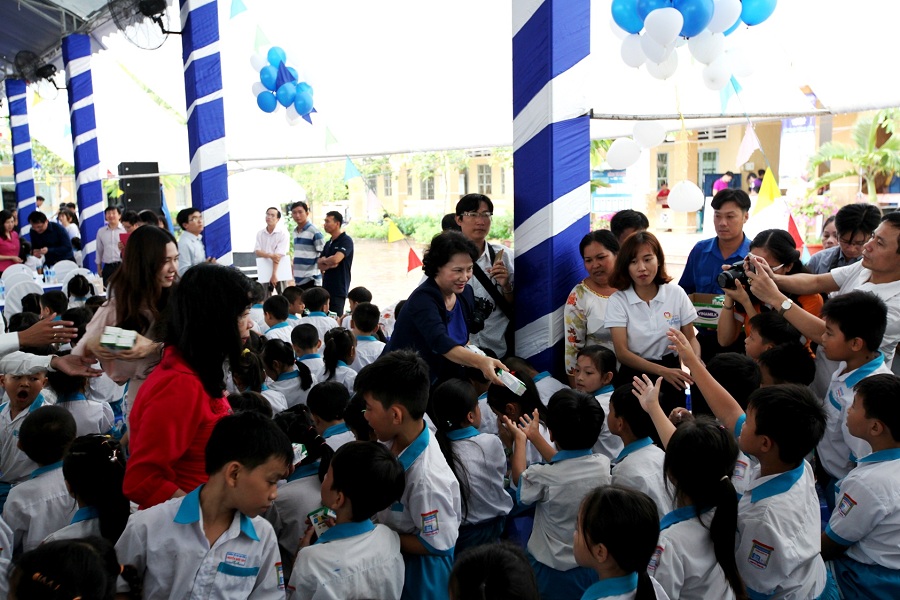 Bà Nguyễn Thị Kim Ngân – Ủy viên Bộ Chính trị, Chủ tịch Quốc hội nước Cộng hòa Xã hội Chủ nghĩa Việt Nam và các đại biểu trao tặng sữa trực tiếp cho các em học sinh tại Cần Thơ