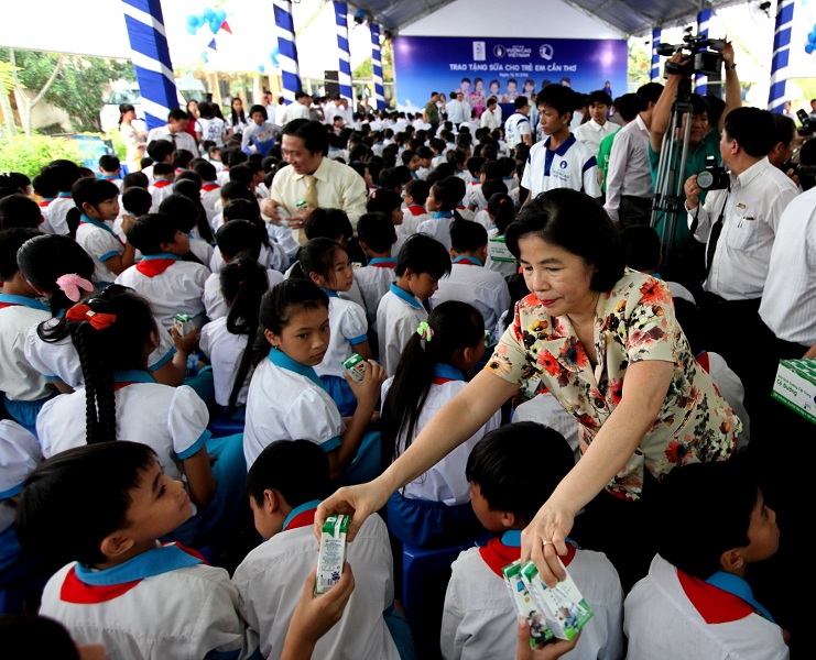 Bà Mai Kiều Liên – Tổng Giám Đốc Vinamilk trao tặng sữa cho các em trường tiểu học Giai Xuân 1,  huyện Phong Điền, TP.Cần Thơ.