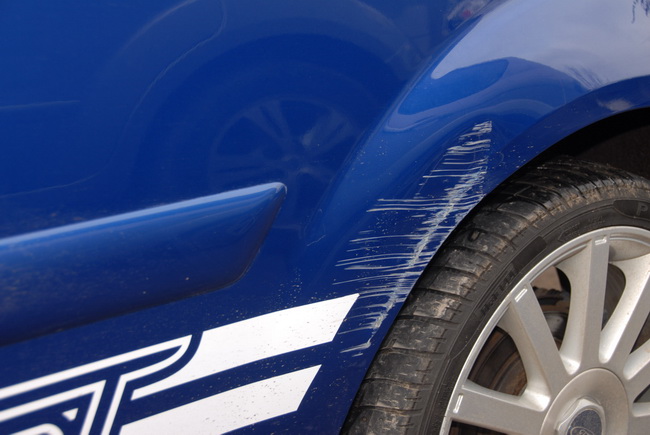 Những nguyên nhân thường gặp gây hại cho lớp sơn xe ô tô.