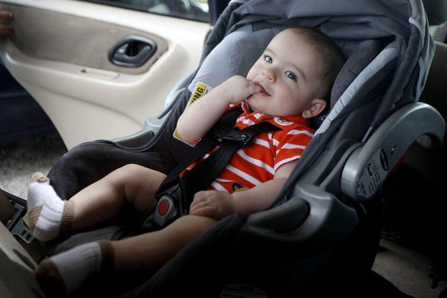 Các nhà sản xuất luôn khuyến cáo nên để trẻ em ngồi ở hàng ghế sau và phải thắt dây an toàn. 