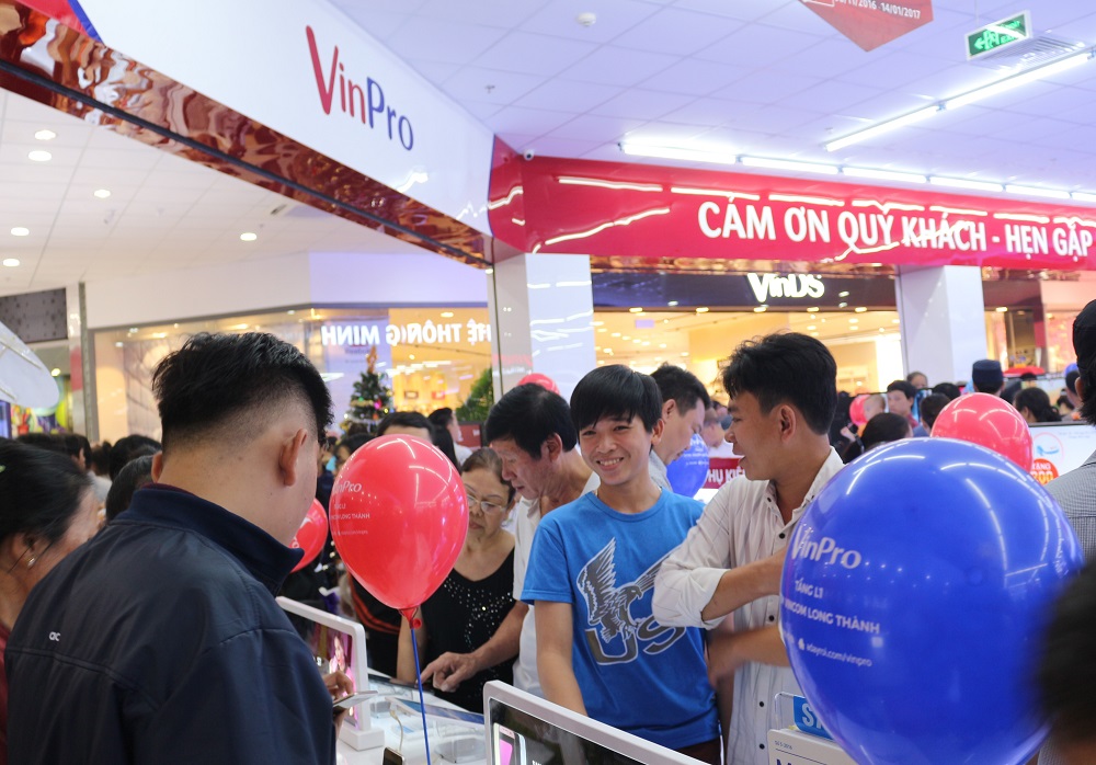 VinPro và VinMart thu hút người dân đến mua sắm với nhiều chương trình khuyến mãi hấp dẫn.
