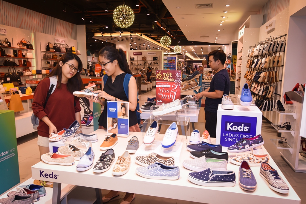 Các cửa hàng của VinDS Fashion cũng đón hàng ngàn lượt khách mua sắm Tết, với 12.000 sản phẩm với ưu đãi.