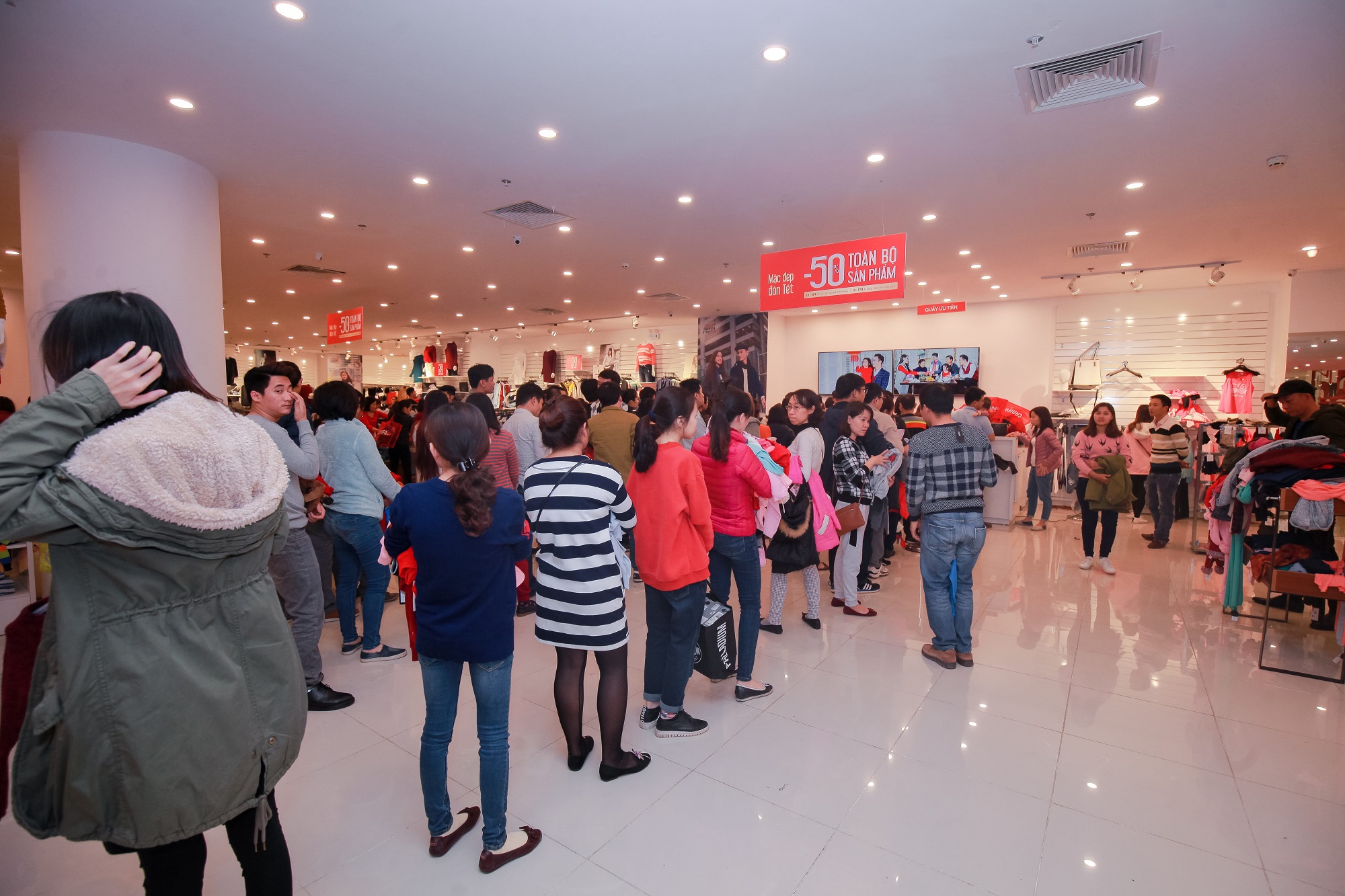 Hàng nghìn lượt khách xếp hàng tại khu vực thời trang trong TTTM Vincom để canh cơ hội mua đồ tốt với giá hời.