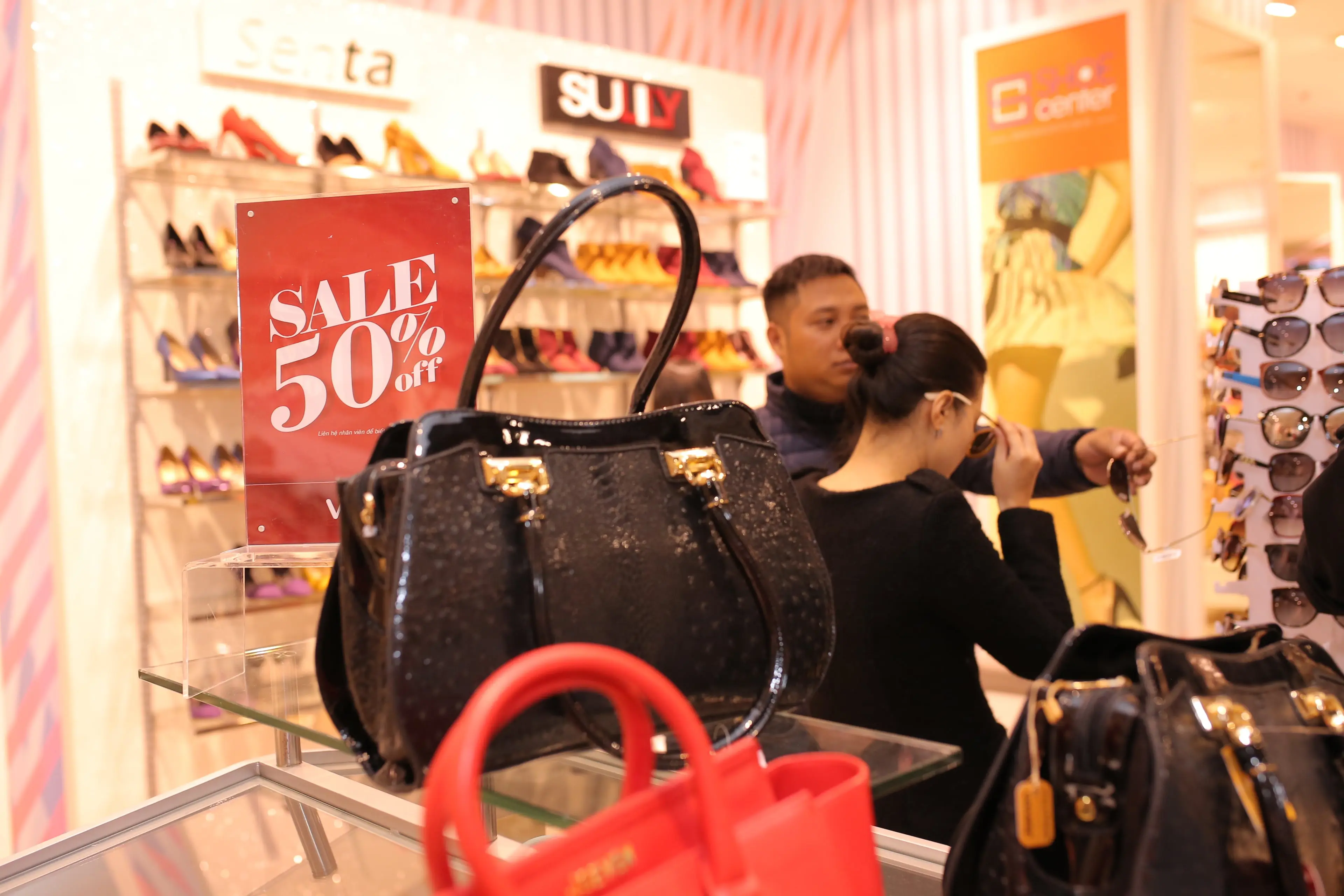 Các thương hiệu thời trang đang giảm giá khủng 50-70% dịp Tết Nguyên đán.