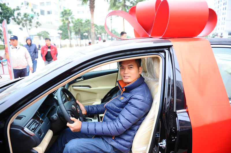 Anh Nguyễn Duy Quân (Quảng Ninh) sung sướng ngồi lên chiếc xe Camry của mình.