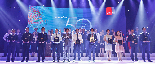 Ông Phan Minh Tiên - Giám đốc điều hành Vinamilk cùng các đại diện công ty được xếp hạng “Top 50 công ty kinh doanh hiệu quả nhất Việt Nam”.