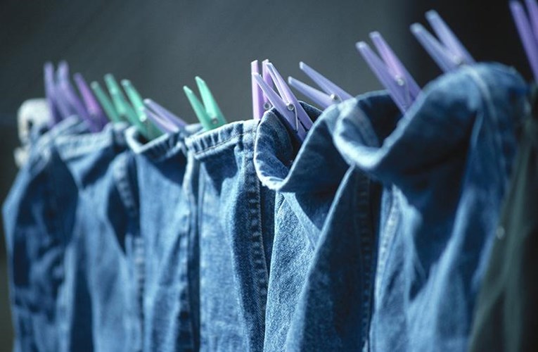 Với quần áo vải dày như quần jean, bạn nên phơi ngược sẽ giúp quần áo nhanh khô hơn.