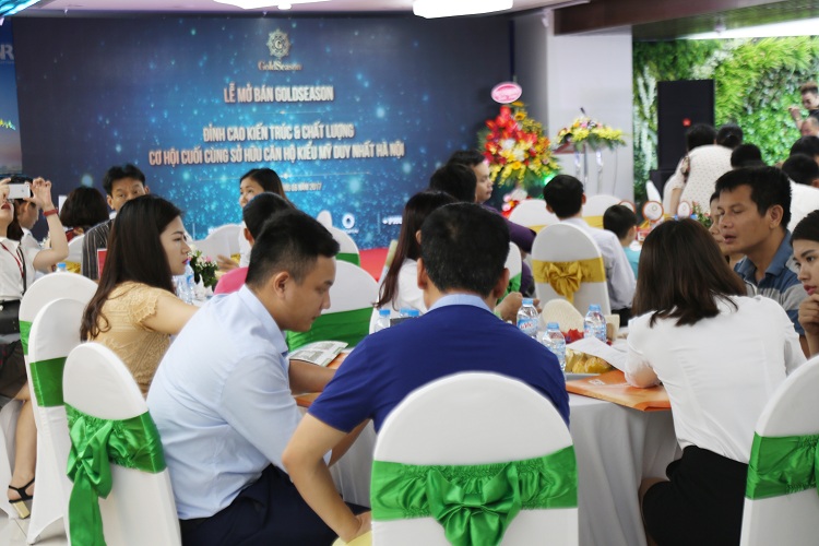 Đông đảo khách hàng tham gia lễ mở bán GoldSeason (47 Nguyễn Tuân, Q.Thanh Xuân) tại Hà Nội để chọn cho mình những căn hộ ưng ý.