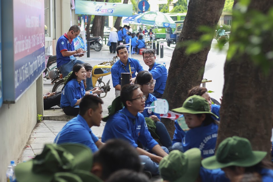 Thành đoàn Hà Nội cùng với Đội sinh viên tình nguyện của Đại học Công nghệ - ĐHQGHN có mặt tại điểm thi từ 5h30 để chuẩn bị cho buổi thi.