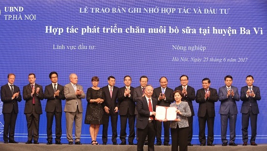 Đại diện lãnh đạo thành phố Hà Nội và bà Mai Kiều Liên – Tổng giám đốc Vinamilk ký kết bản ghi nhớ hợp tác đầu tư phát triển chăn nuôi bò sữa công nghệ cao tại Hà Nội.