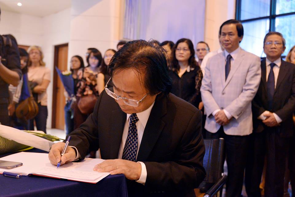 Ông Nguyễn Lân Chung, Phó chủ tịch kiêm Tổng thư ký hội hữu nghị Việt Pháp tại Hà Nội ghi lại những lời tưởng niệm trong buổi lễ.