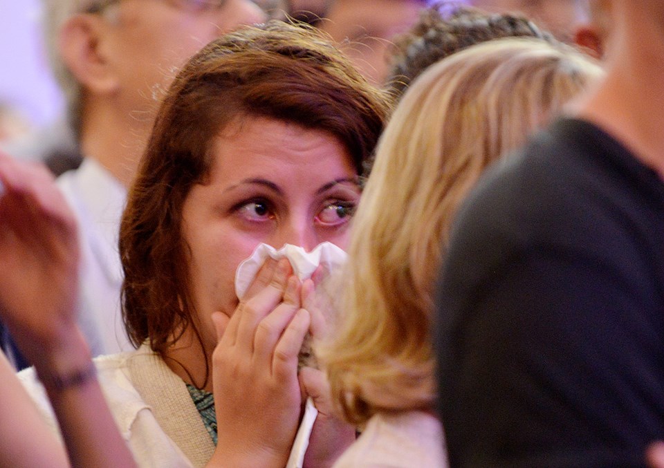 Những giọt nước mắt đã rơi khi người phụ nữ này theo dõi những lời phát biểu của đại sứ.