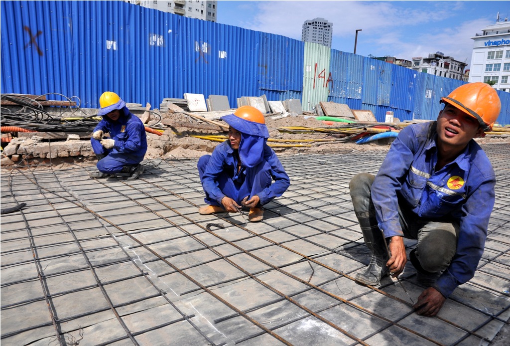 Một nhóm công nhân đang khẩn trương thi công dự án giao thông giữa trời nắng gay gắt trên đường Trần Duy Hưng (Cầu Giấy, Hà Nội).