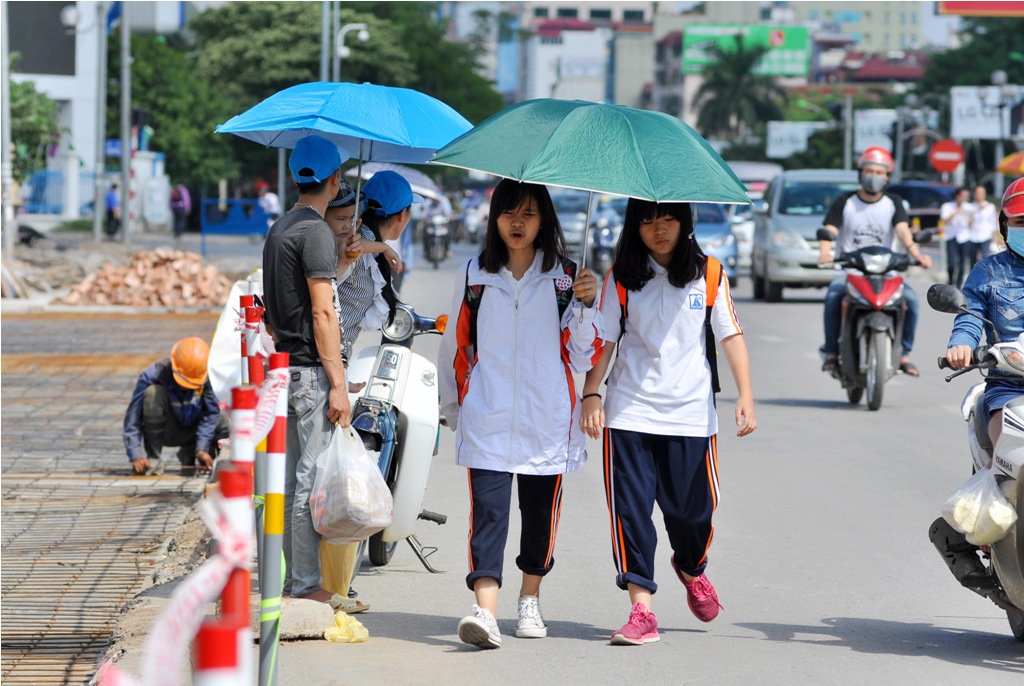 Nhiều người phải đứng bắt xe buýt dưới nắng trên đường Trần Duy Hưng.