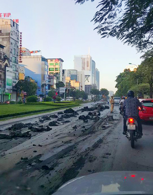 Theo một người dân sống gần cầu vượt Nguyễn Chí Thanh – Trần Duy Hưng cho biết, lúc 2h sáng 17/11, một chiếc xe ben lưu thông đã làm rơi bùn đất xuống đường.