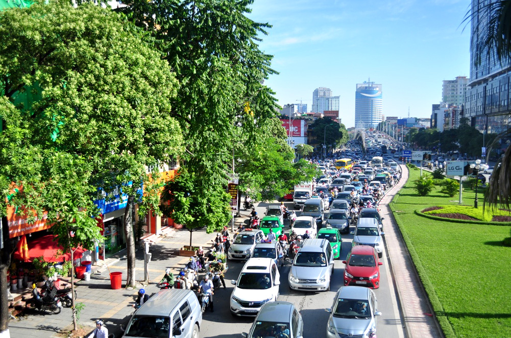 Tình trạng, bùn đất đổ xuống đường khiến giao thông đường Trần Duy Hưng ùn tắc nghiêm trọng nhiều giờ.