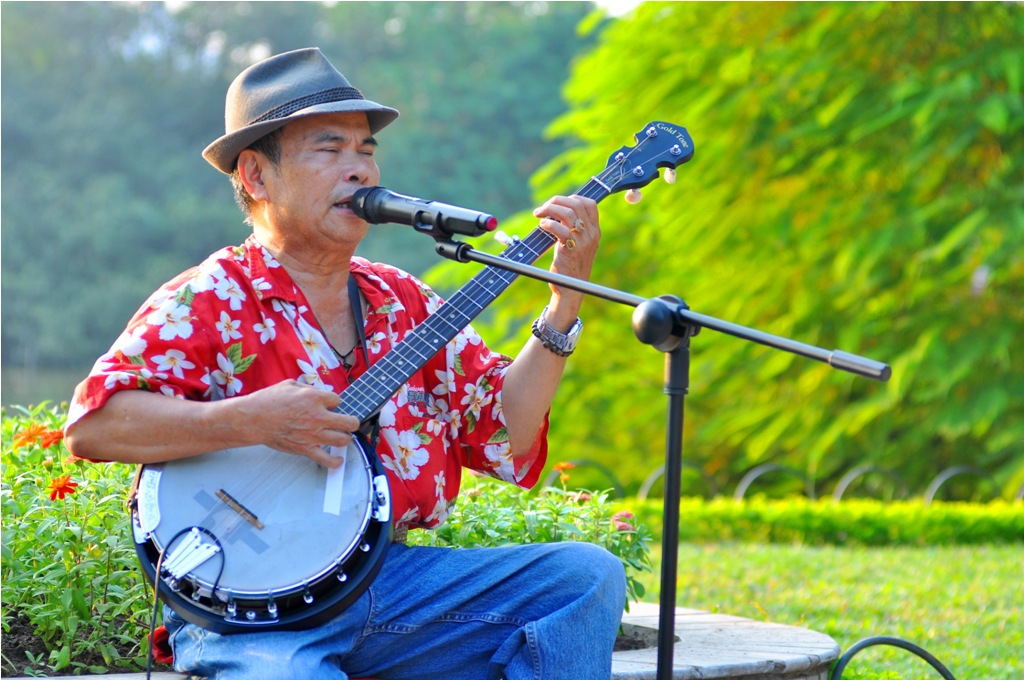 Những bản nhạc về mùa Thu, cùng giọng hát nhẹ nhàng của người nghệ sĩ đường phố này càng khiến du khách mê mẩn Hà Nội.
