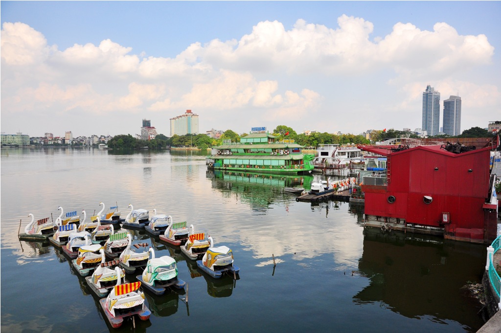 Trước thực trạng gây ô nhiễm, mất cảnh quan khu vực hồ Tây, UBND TP Hà Nội đã chấp nhận đề xuất của Sở GTVT di dời toàn bộ tàu thủy nội địa trên hồ Tây (đầu đường Nguyễn Đình Thi) về khu vực Đầm Bảy thuộc phường Nhật Tân, quận Tây Hồ.