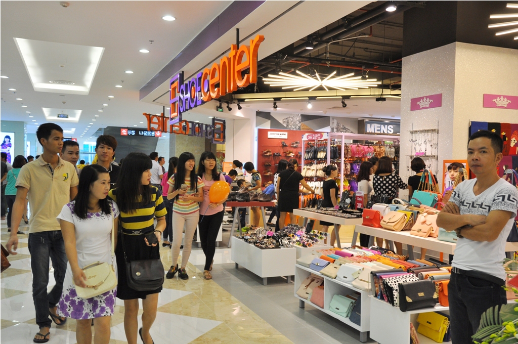 Trong ngày khai trương, nhiều người đến TTTM vừa để mua sắm, vừa thăm quan, trải nghiệm thiên đường mua sắm mới.