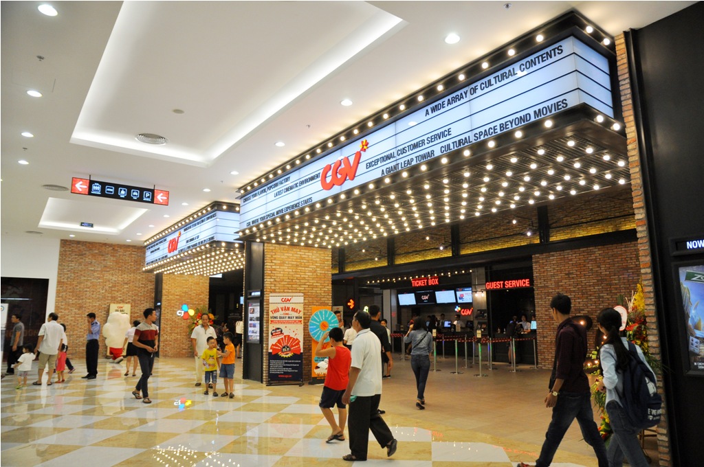 Cụm rạp chiếu phim CGV nằm tại tầng cao nhất của TTTM Vincom Nguyễn Chí Thanh.