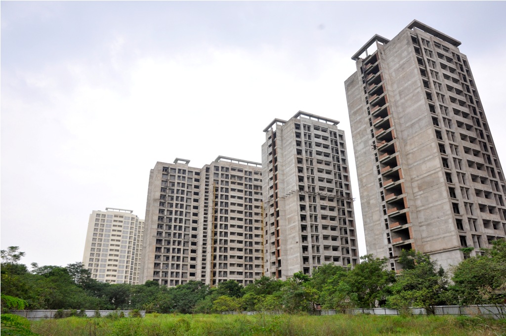 Hàng loạt các chung cư cao tầng hiện đại bị bỏ hoang ngay.