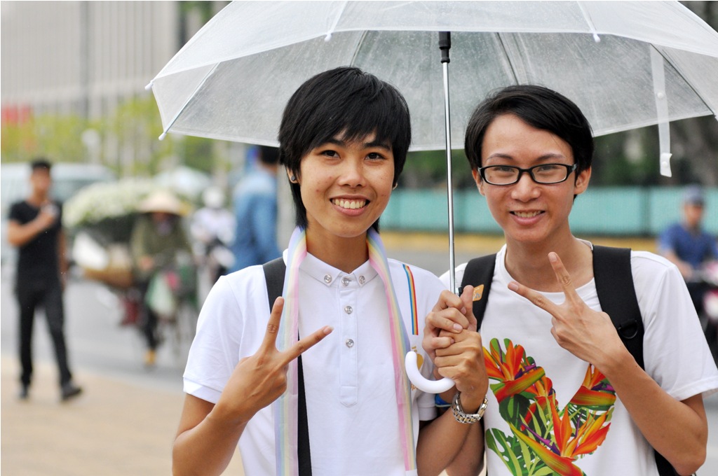 Saga (phải) và Bi là cặp đôi khá nổi tiếng trong cộng đồng LGBT vui vẻ ăn mừng trên phố.