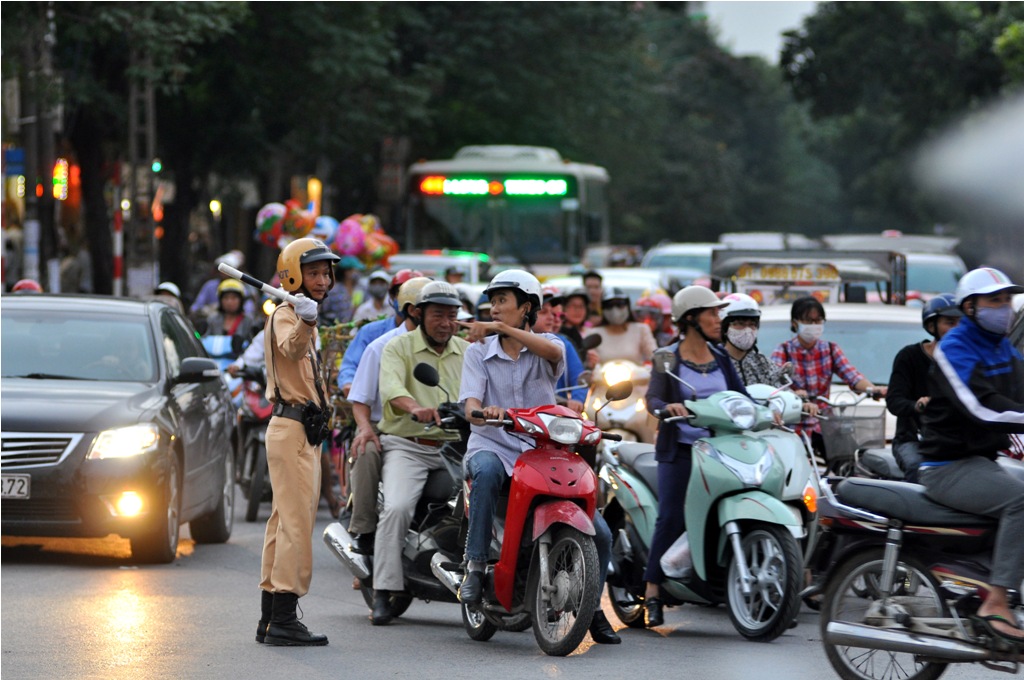 Giao thông hướng Hoàng Quốc Việt lên đường Bưởi luôn ùn tắc. Người tham gia giao thông còn nhiều bỡ ngỡ bởi cách phân luồng giao thông.