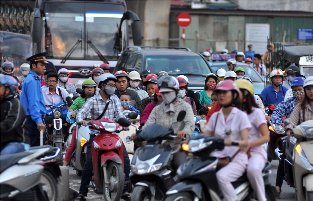 Giao thông cuối giờ chiều thường xuyên xảy ra ùn ứ khi các phương tiện từ Hoàng Quốc Việt di chuyển vào đường nhánh ra Xuân La, Lạc Long Quân, Nhật Tân.