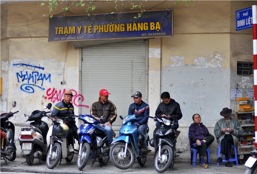 Những bác xe ôm đợi khách trên phố Đinh Liệt.