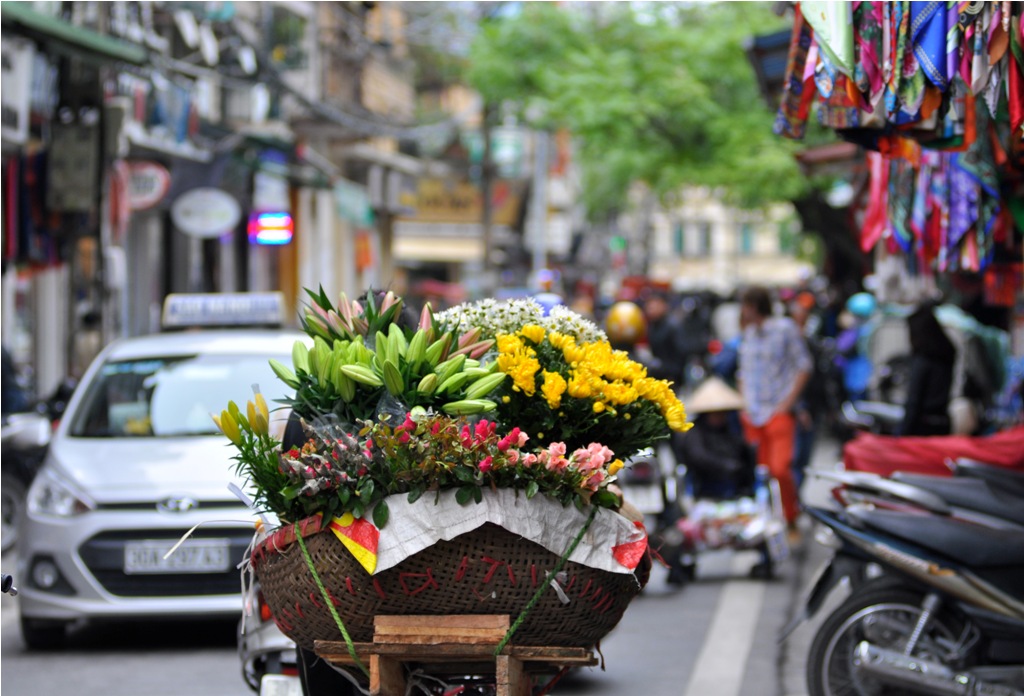 Một làn hoa di động di chuyển trên phố trong mùa Đông.