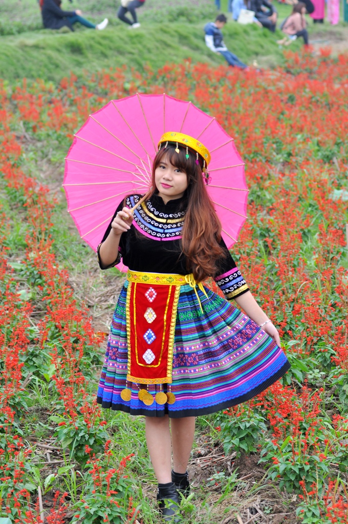 Một cô gái rạng rỡ trong trang phục người dân tộc miền núi.