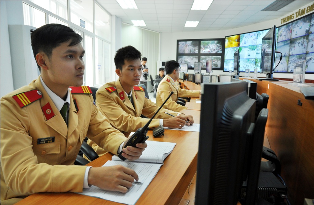 Tổ công tác CSGT thường trực trước các màn hình máy tính quan sát các hình ảnh từ camera truyền về.
