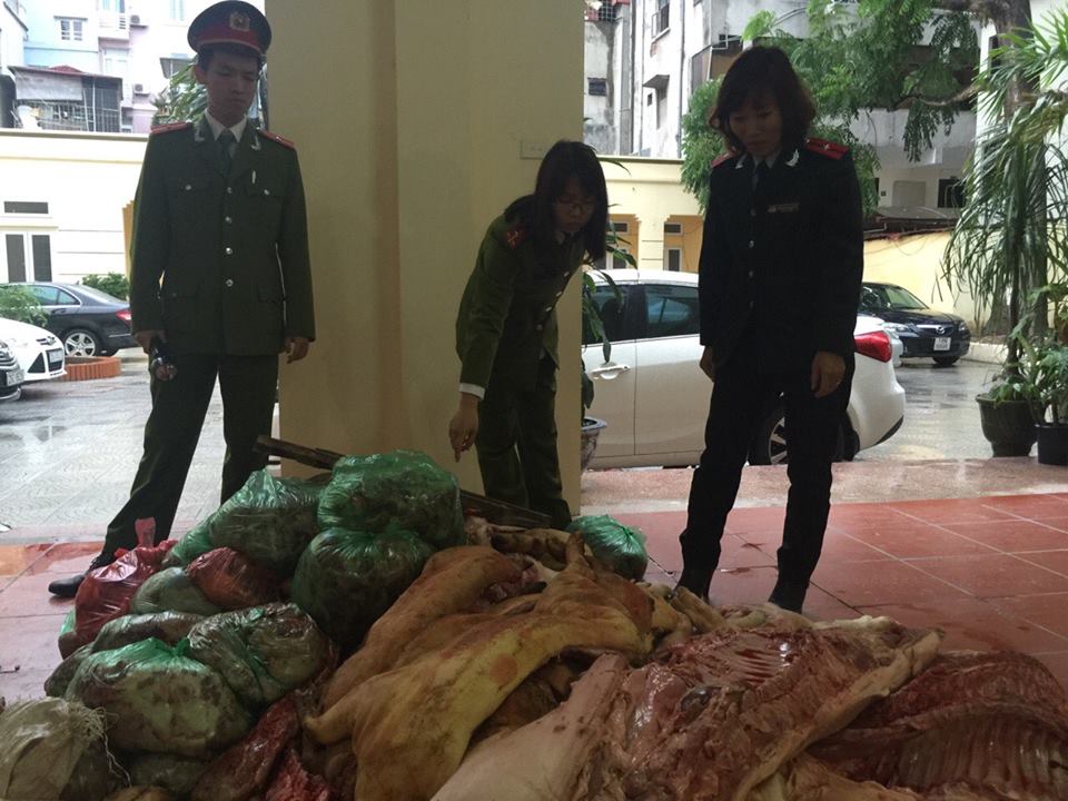 Số thịt lợn bẩn thu giữ tại chợ Phùng Khoang.