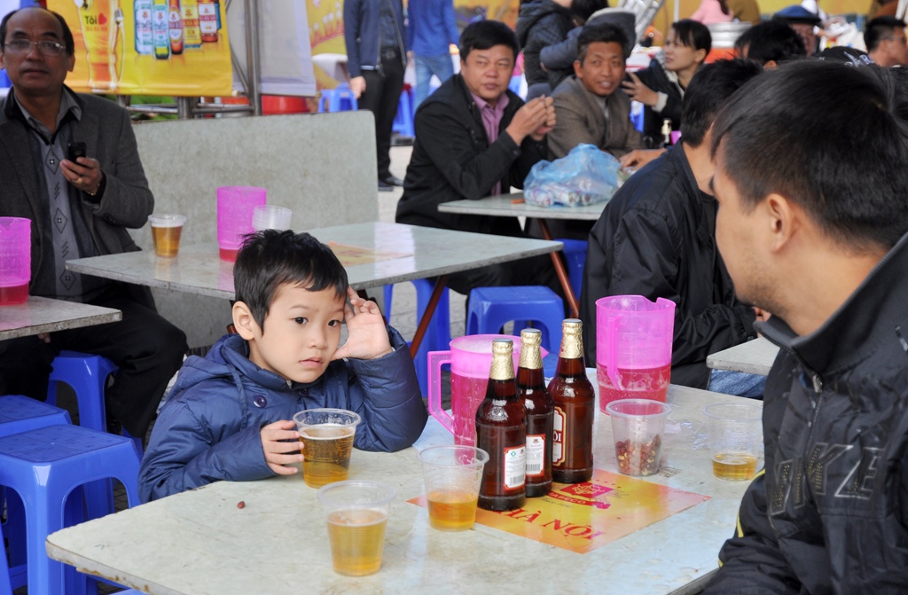 Một em nhỏ cũng “thưởng thức” chút vị bia nhân dịp đi hội cùng bố.
