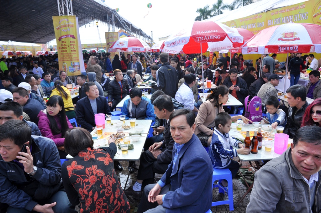Ngay từ hơn 9h sáng, người yêu bia ở Hà Nội đã có mặt đông kín không gian ngày hội.