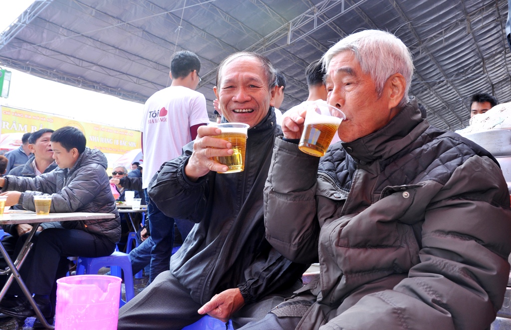 Cốc bia mang hoài niệm của hai người bạn già…