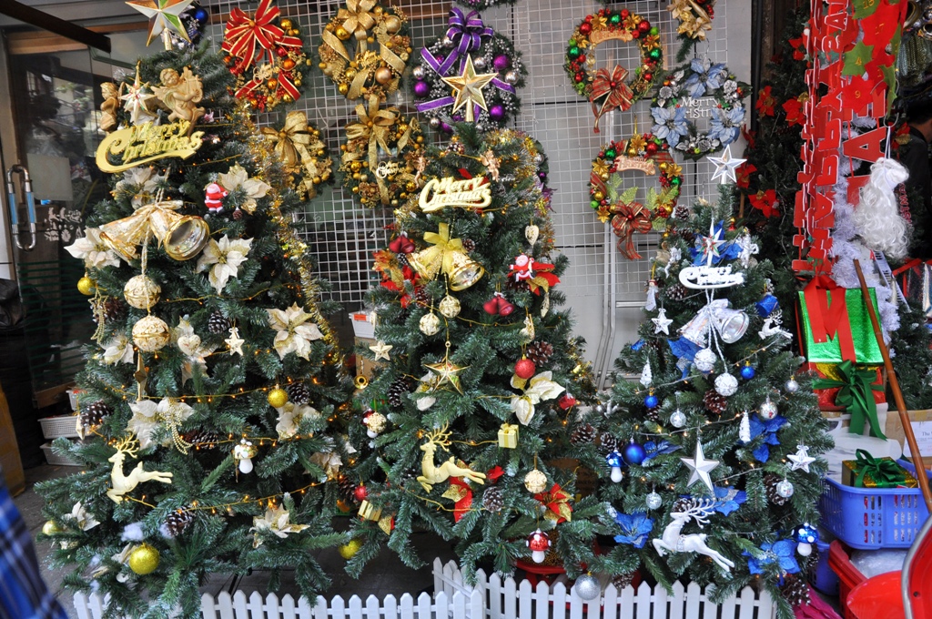 Đáng chú ý, cây thông Noel có đủ loại, đầy đủ trang trí với giá khoảng 3 triệu đồng, cây nhỏ hơn bán từ vài trăm nghìn đến một triệu đồng.