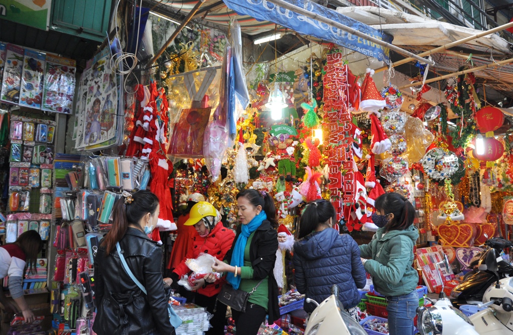 Cùng với sản phẩm đa dạng mùa Giáng sinh, khách hàng đã bắt đầu đông ngay từ đầu tháng 12 khiến thị trường Giáng sinh ở phố Hàng Mã nhộn nhịp.