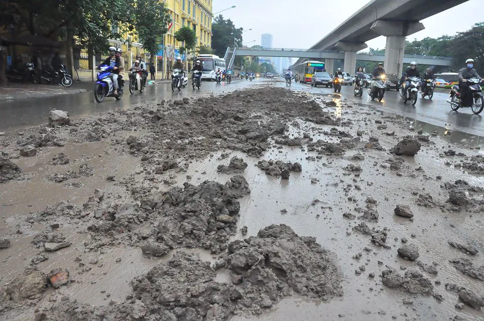 Bùn đất rơi vãi xuống giữa đường Nguyễn Trãi hướng Ngã Tư Sở đi về Hà Đông, các phương tiện tránh sang 2 bên lưu thông.