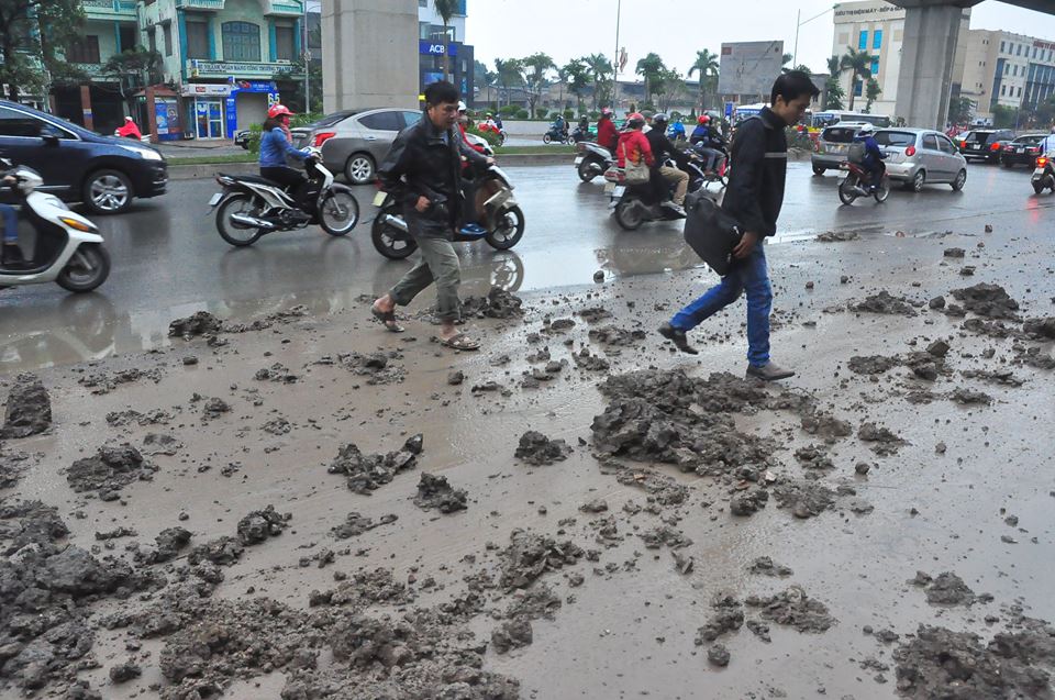 Thực trạng bùn đất rơi vãi do các xe chở vật liệu xây dựng từ các công trình đi ra đã tiếp diễn nhiều lần ở Hà Nội. Tuy nhiên, thời điểm “gây án” của các phương tiện này thường trong đêm, việc xử lý gặp nhiều khó khăn.