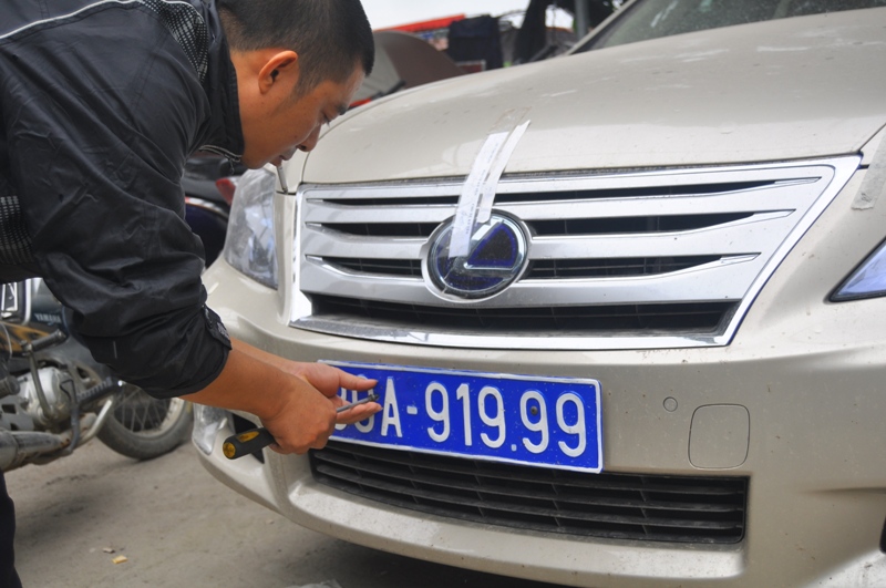 Gần nhất ngày đầu tháng 12, cảnh sát tuần tra kiểm soát trên phố Lê Duẩn (quận Hoàn Kiếm) phát hiện chiếc Lexus màu đồng gắn biển xanh siêu đẹp 80A-919.99. Sau 10 ngày hẹn, tài xế 28 tuổi (quê Vĩnh Phúc) vẫn chưa lên làm việc với cơ quan chức năng.