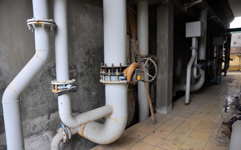 3. Được đầu tư gần 29 tỉ đồng  từ ngân sách của huyện Từ Liêm. Thế nhưng, hệ thống này sau 6 năm hoàn thành vẫn đang trong tình trạng “đắp chiếu” do thiếu nguồn nước .