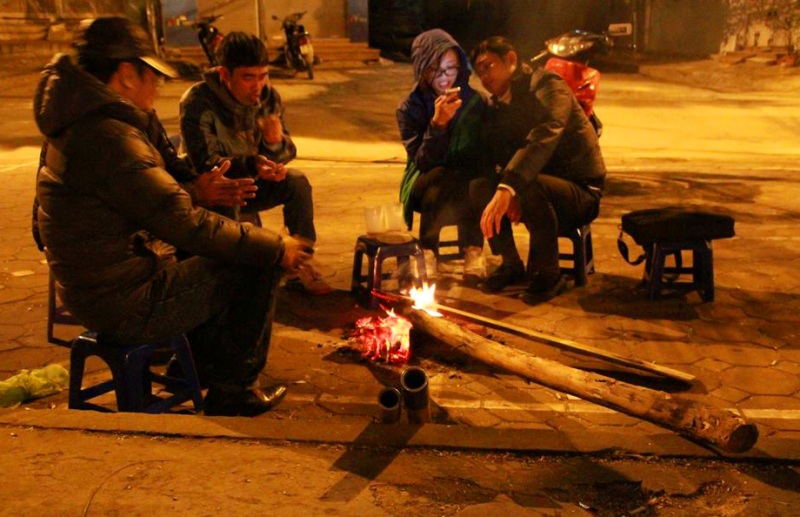 Trong cái giá lạnh của đêm mùa Đông, một đống lửa trở nên không còn lạ với người Hà Nội.