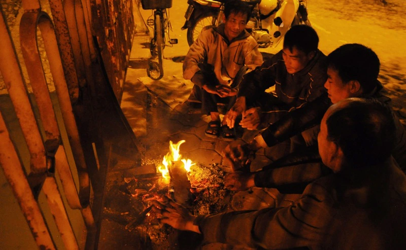 Tại ngã tư Bưởi - Hoàng Quốc Việt, một nhóm người lao động tự do đang ngồi tập trung lại với nhau bên đống lửa. Họ chia sẻ với nhau những câu chuyện cuộc sống và đợi khi có việc.