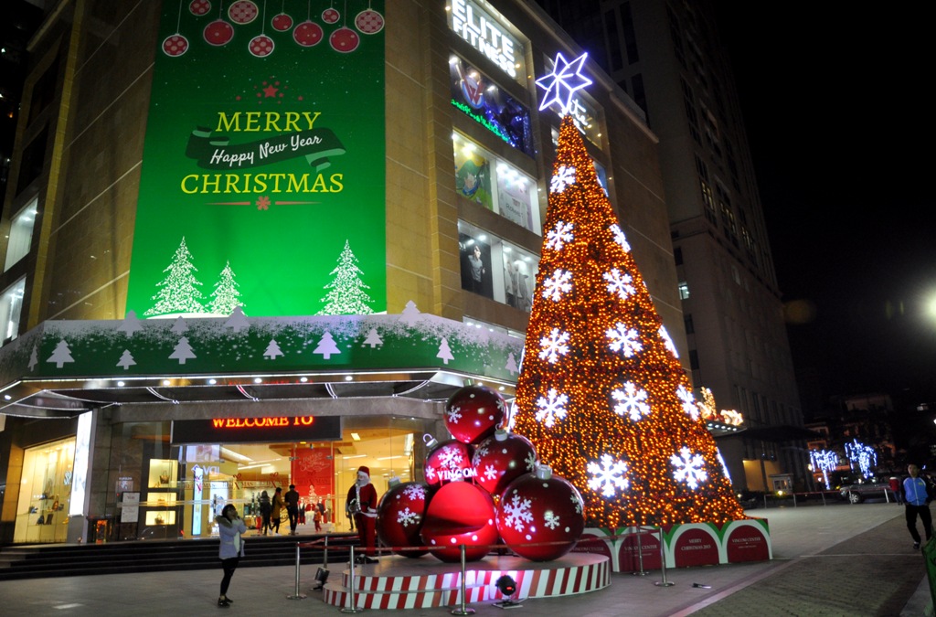 Không được tổ chức quy mô như nhiều TTTM khác, nhưng cây thông Noel lớn tại TTTM Vincom Bà Triệu cũng tạo được ấn tượng.