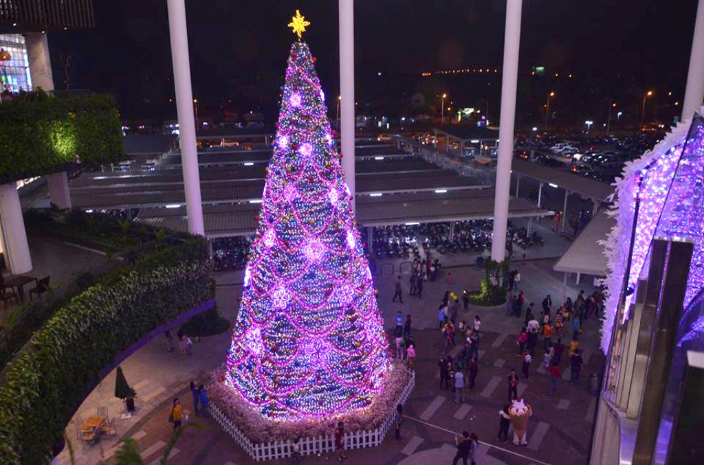Một cây thông Noel khổng lồ được đặt tại TTTM Aeon Long Biên.