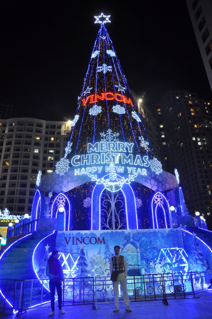 Điểm nổi bật của quảng trường này là cây thông Noel khổng lồ, được trang trí công phu và đẹp mắt.
